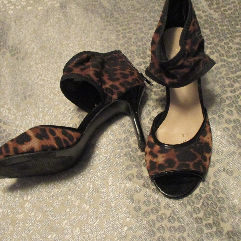nine west leopard high heels zip up back hardly worn 7 1/2 M